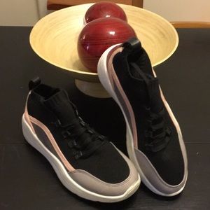 Unisex shoes size 6 gently used